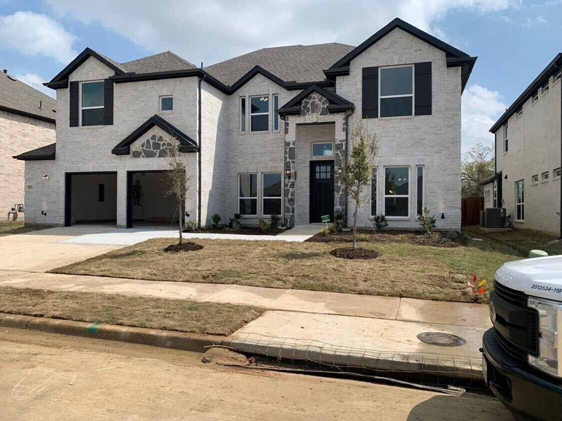 Primary Photo - Large home in NorthLake Estates, Little El...
