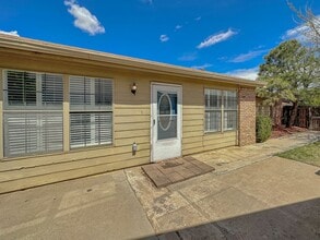 Building Photo - 2317 N Thomas Dr