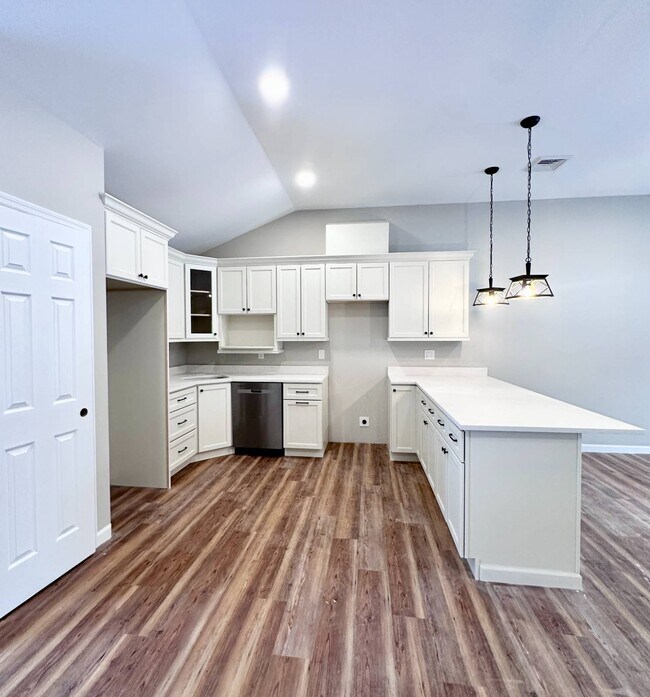 Foto del edificio - 521 Middleline Rd