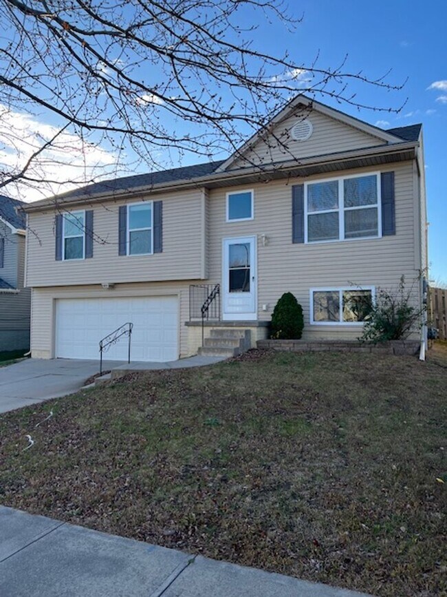 Building Photo - Cozy 3 Bedroom With Fenced Yard & Walking ...