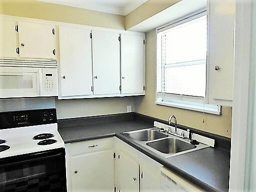 Building Photo - 605 University Ridge
