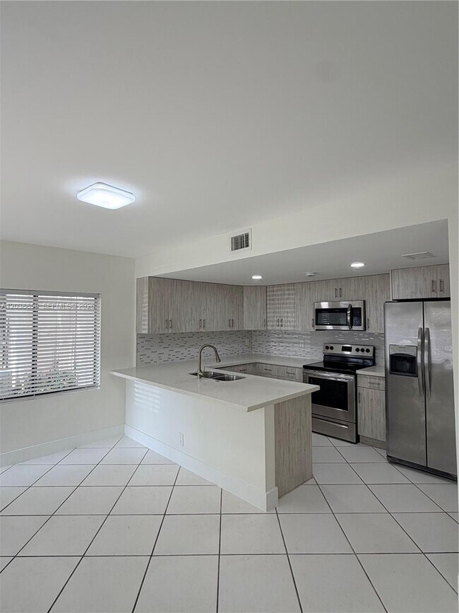 Building Photo - 4705 SW 62nd Ave
