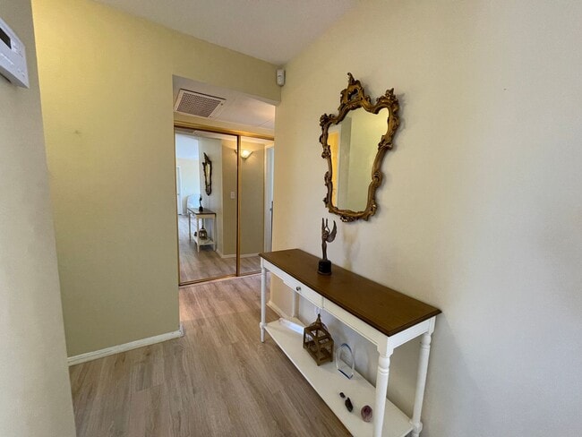 Foto del edificio - Penthouse 2 Bedroom/2 Bathroom Condo with Amazing Views of Adjacent Lake Murray & Mission Trails ...