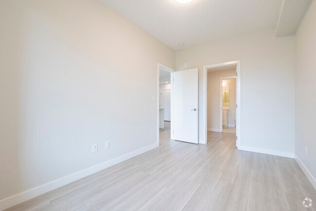 2BR, 2BA - 931SF - Primary Bedroom - The Victoria on 5th