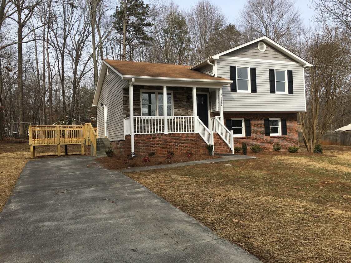 Primary Photo - Beautiful 3BR/2.5BA home in Pfafftown! Com...