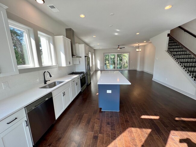 Building Photo - Luxurious 3BR/3.5BA Townhome Available Now!