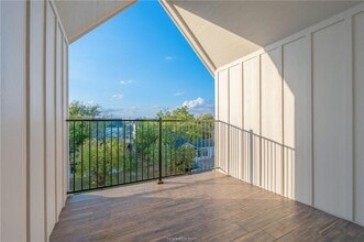 Building Photo - 264 Richards St