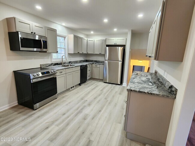 Building Photo - 701 Brunswick Pl SE