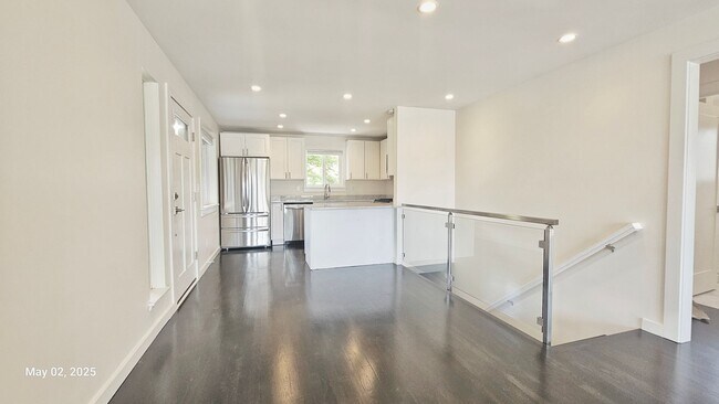 Foto del edificio - 3 Bed, 2 Bath Apartment Newly Remodel in P...