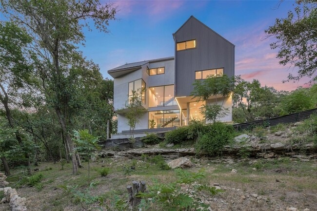 Building Photo - 1115 W 31st Street