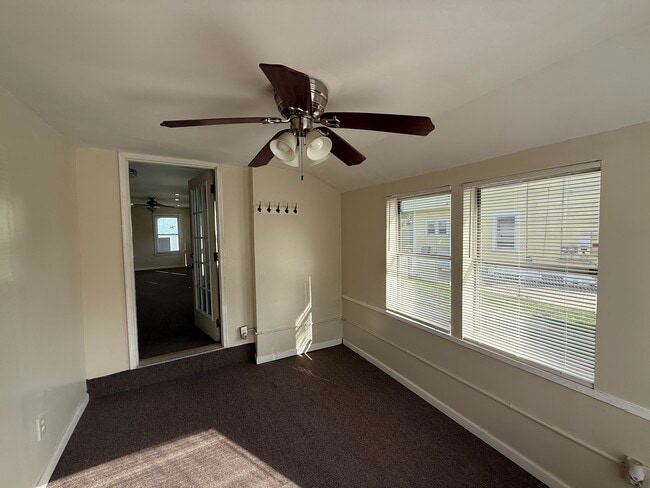 Front entrance foyer - 45 Saint Mary St
