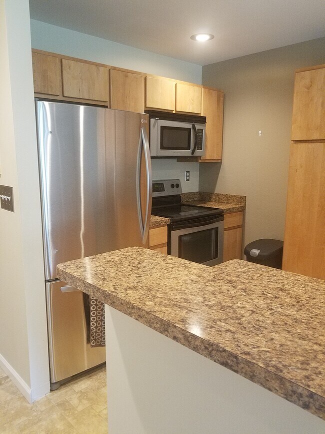 895 S Pontiac Trail Unit 304, Walled Lake, MI 48390 Condo for Rent in