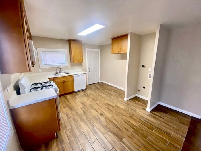 Beautifully Updated 2 Bed 1 Bath unit in Richmond Triplex -- AVAILABLE NOW !!! - Beautifully Updated 2 Bed 1 Bath unit in R...