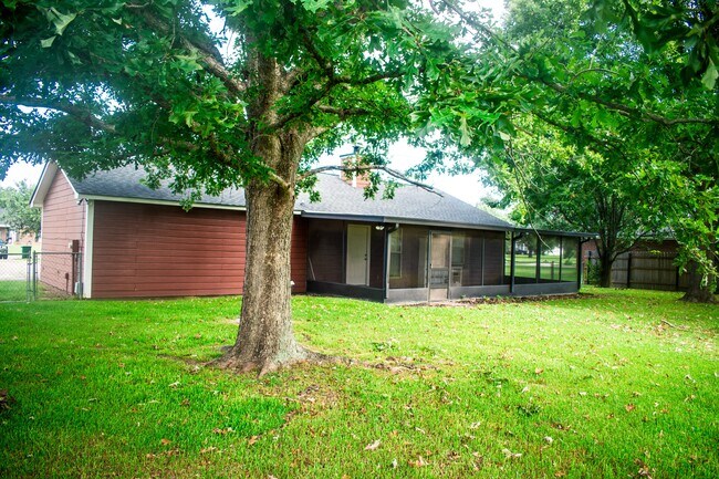 Building Photo - 102 Michael Cir