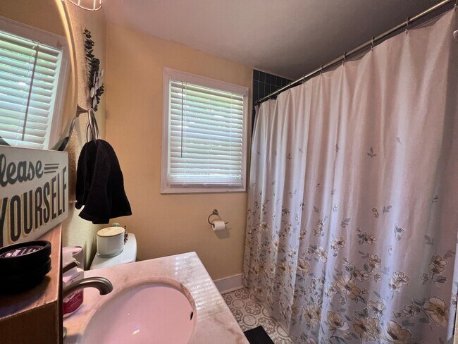 Foto del edificio - Three bedroom home in Norfolk