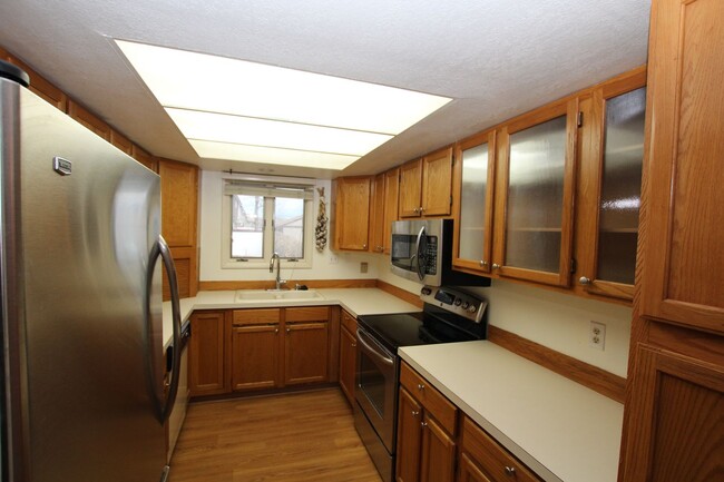 Building Photo - Devonshire Condo For Lease - One Block fro...