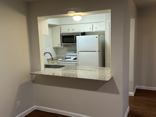Building Photo - 10825 Greenwillow St
