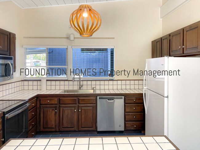 Building Photo - VIDEO - Mid-Century Modern Home on Large L...