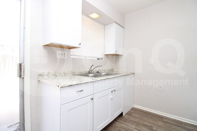 Foto del edificio - 2201 W Belmont Ave