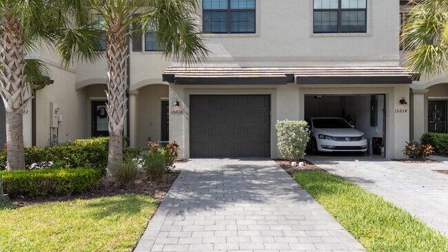 Building Photo - Newer-construction townhome in the highly desirable Lorraine Lakes
