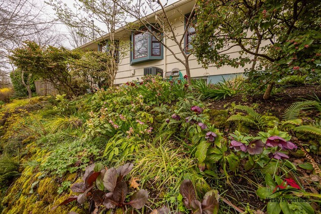 Foto del edificio - 3205 NE Davis St