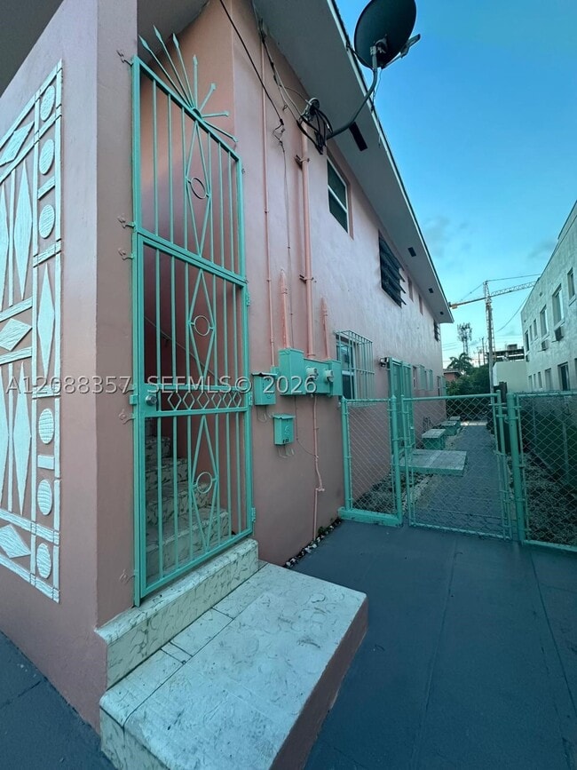 Building Photo - 822 SW 6th St