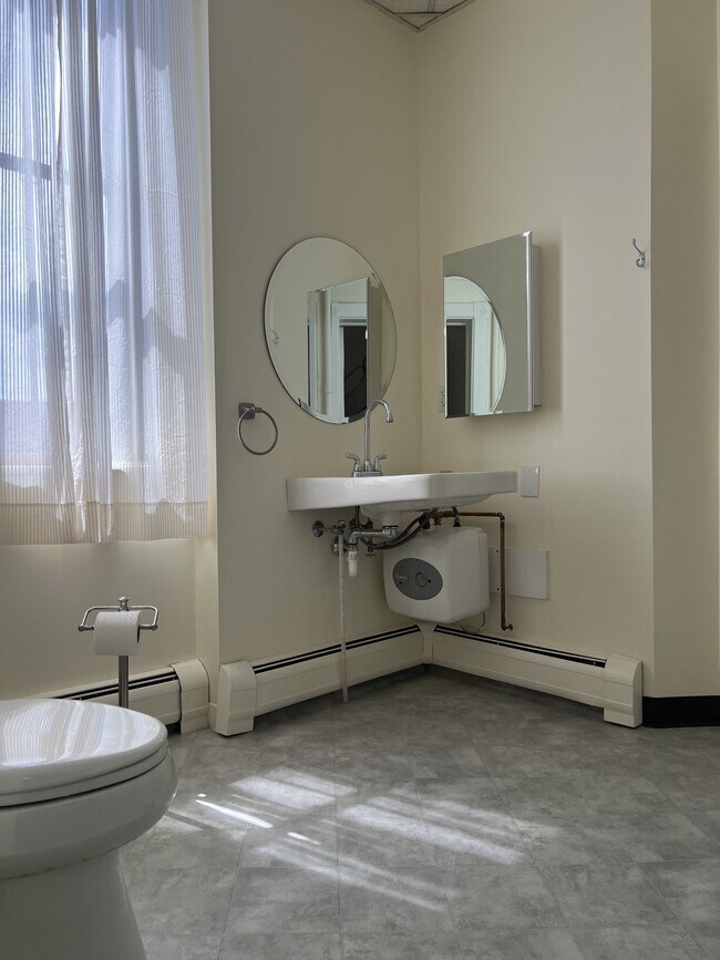 Building Photo - 24 Common St