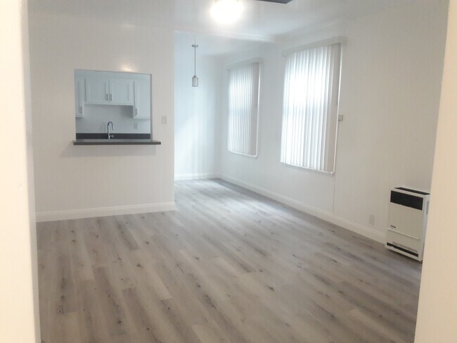 Building Photo - 6234 De Longpre Ave