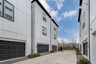 Building Photo - 2802 Grand Fountains Dr