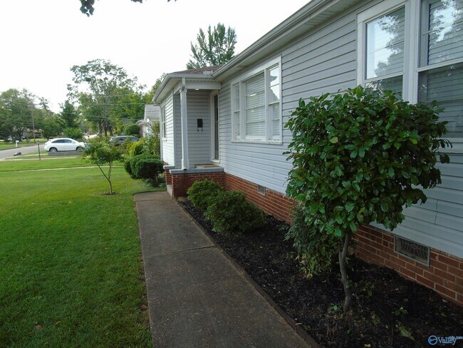 Building Photo - 2611 Woodview Dr SE