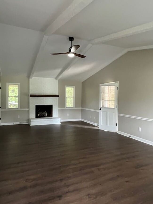 Building Photo - ~~ Stretch Out in Quiet Country Luxury ~~