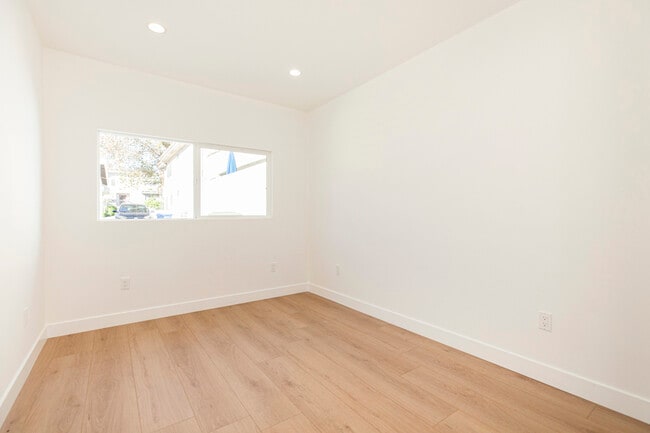 Building Photo - 13934 Vanowen St