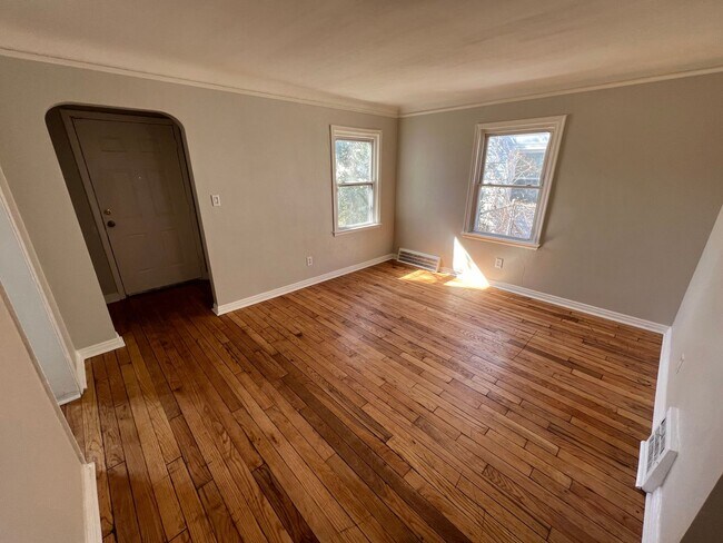 Foto del edificio - 3 Bed 1 Bath bungalow with basement on eas...