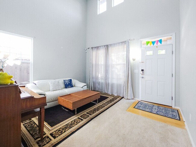 Building Photo - Charming 3-Bed Home with New Kitchen, A/C,...