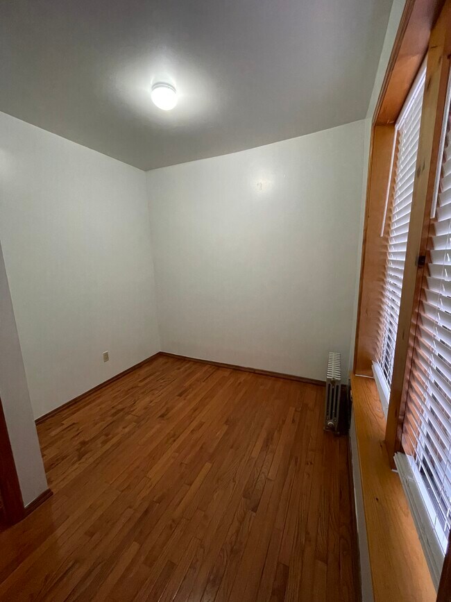 Room #3 (Office) - 21521 Jamaica Ave