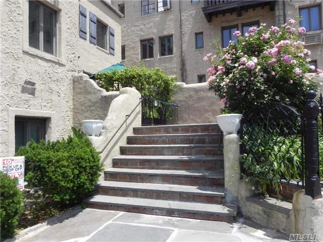 Foto del edificio - 215 Middle Neck Rd