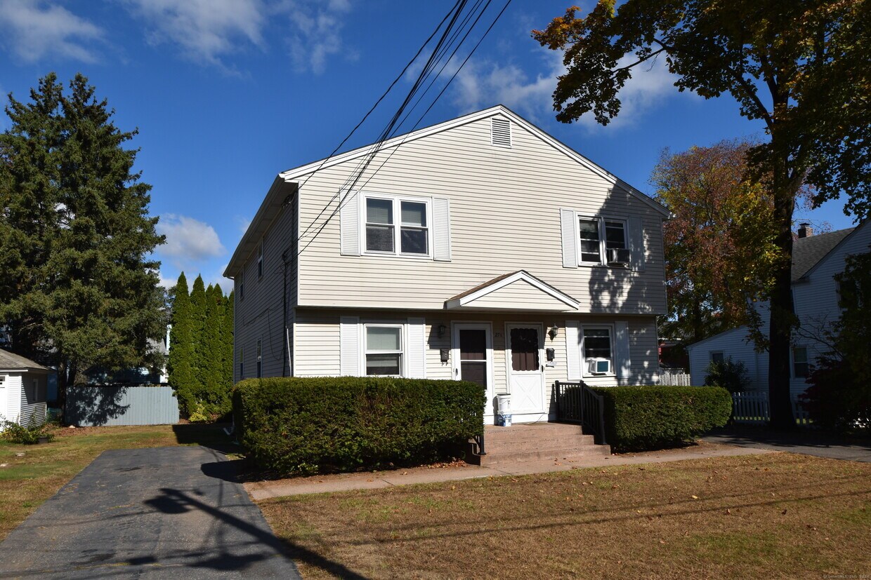 Primary Photo - 27 1/2 Center St