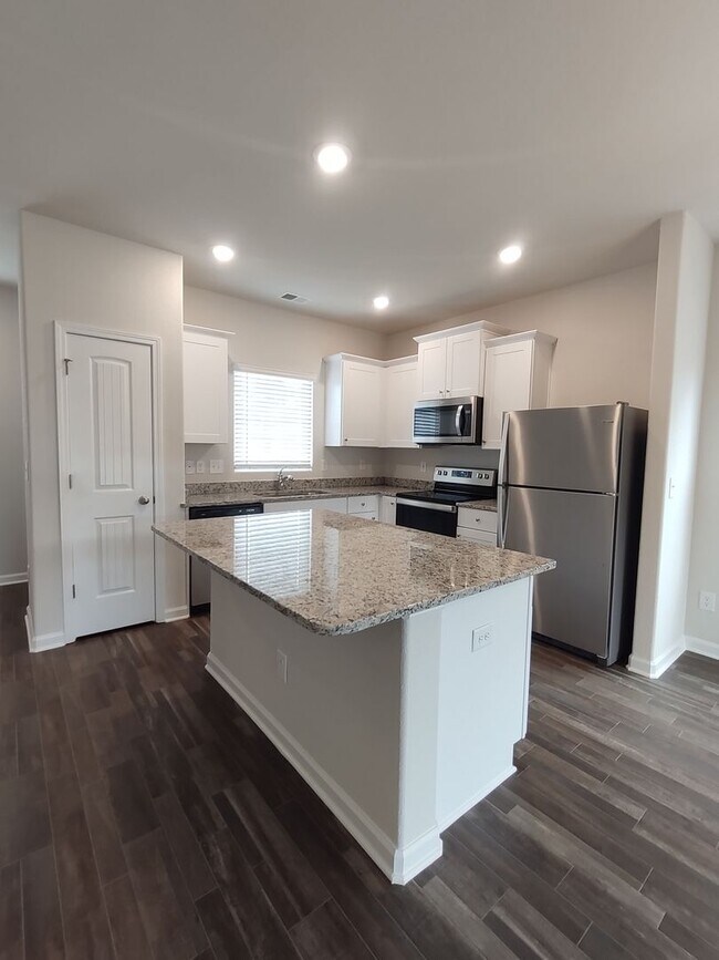 Foto del edificio - BRAND-NEW Townhome Located in Sanford- Minutes from Shopping, Dining, and Community Parks! Wont l...