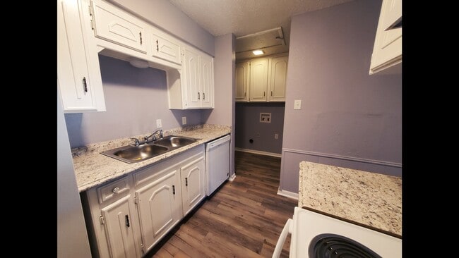 Kitchen - 700 E Pecan St