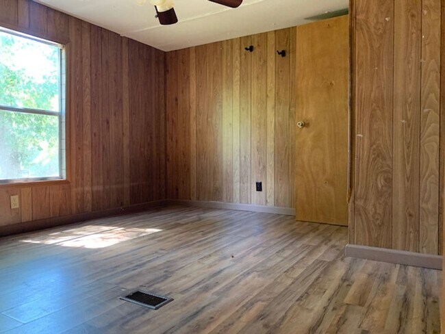 Building Photo - 533 Cherry Ave