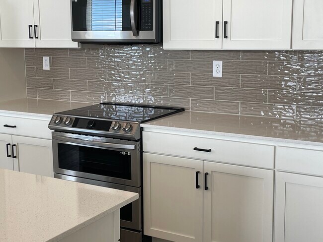 ¡Todos los cajones tienen cierre suave! - 1800 Iron Wheel Dr