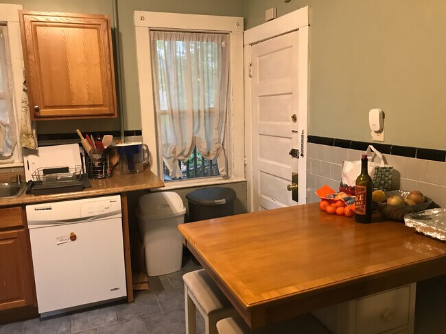 Building Photo - 219 Freeman St