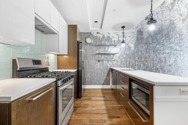 Building Photo - 1 bedroom in LONG ISLAND CITY NY 11101