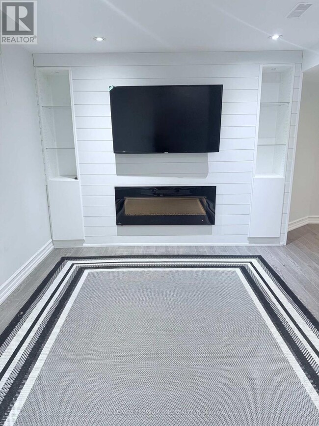 Building Photo - 70 Robertson Close