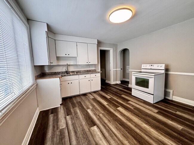 Foto del edificio - 8166 Bliss Ave