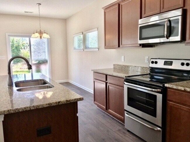 Building Photo - CONVENIENT TO DOWNTOWN - CONGAREE POINTE