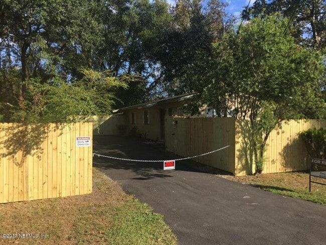 Building Photo - Unit in Duplex