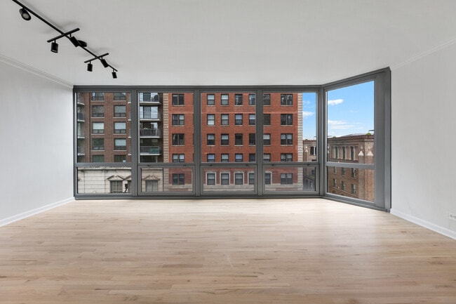 Building Photo - 21 W Goethe St