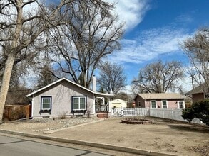 Building Photo - 805 Paseo Rd