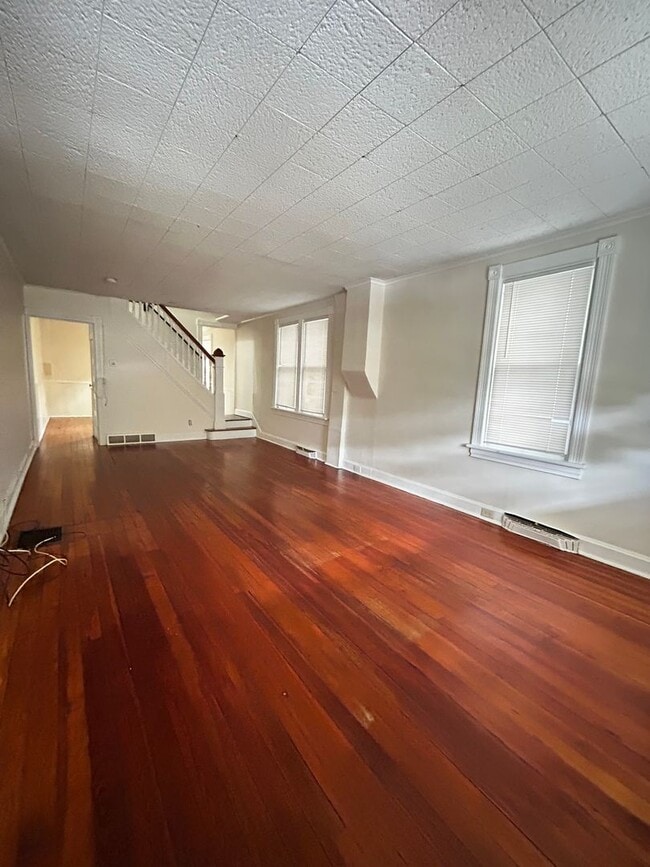 Foto del edificio - 3 bedroom, 1 bath, 2 story half double house